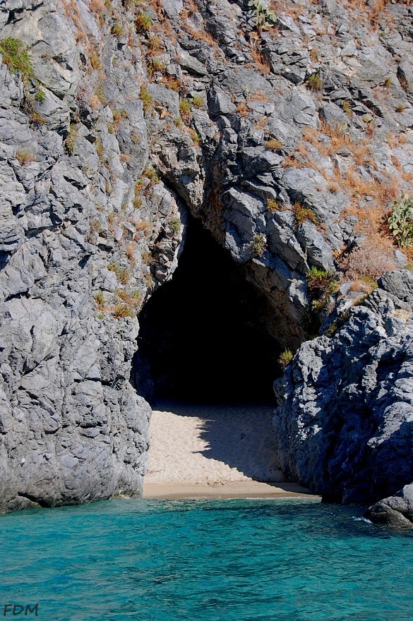 Calabria - scogliera di Copanello e grotte di San Gregorio